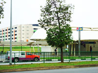地铁站，后面是学校