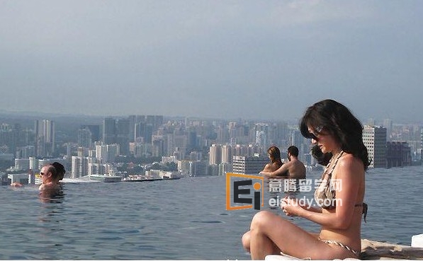 滨海湾金沙酒店楼顶是游泳池