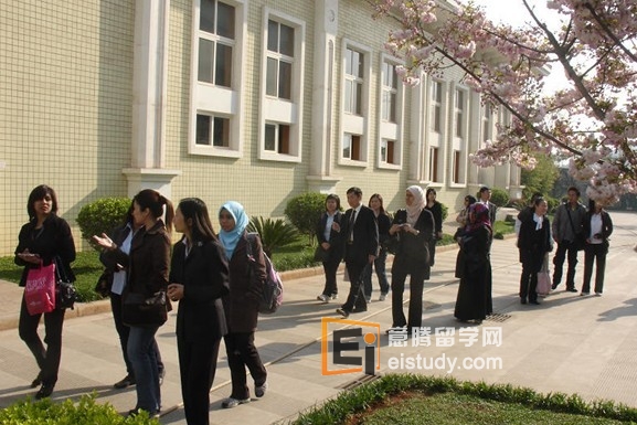 新加坡参观学校