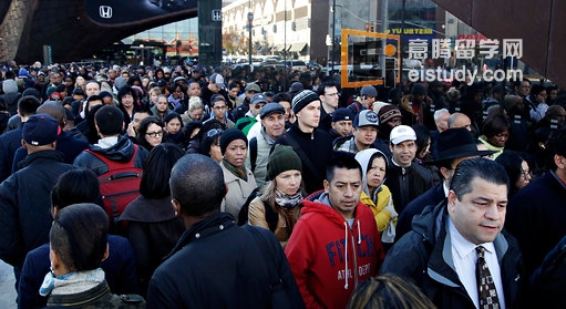 布鲁克林民众在 Barclays Center 排队等待摆渡车