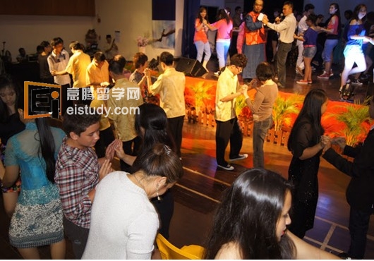 接近节目的尾声，观众们都被邀请起来和身边的朋友一起来了个双人舞蹈，大家在一片嘻哈声中演绎了一个莎顿集体舞。