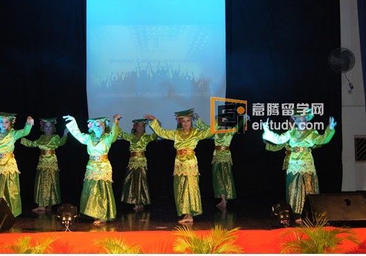 20121128121819302-1 中学部学生不光会跳舞,连啦啦队的动作也被融入进来啦,同学们呐,不得不说你们真的很有才!