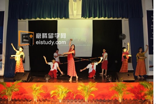 20121128122000595-1 大学部同学带来的竹竿舞蹈把菲律宾人的热情开朗的性格表现得维妙维肖。