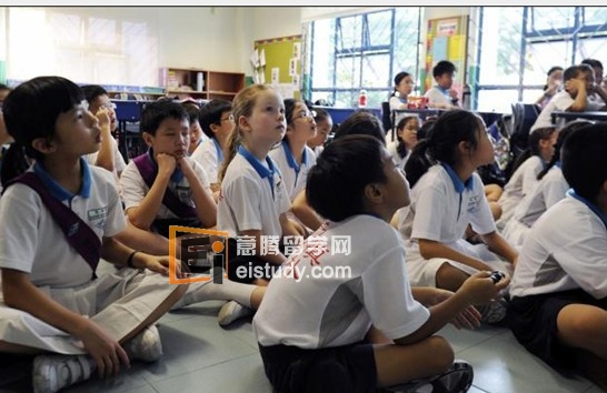 新加坡小学生在认真的听课