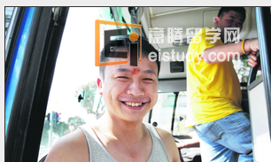 20130129101507644-3 曾冠雄(28岁,清洁业营业经理)卸下了“卡瓦迪”(kavadi,赎罪架)的他,只有额头上的一抹浅色朱红,才“泄露”了他是印度教信徒的身份。