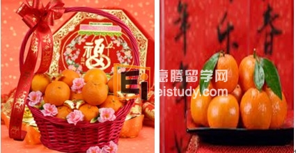两粒柑橘作为贺年礼，两粒柑橘象征着“大吉大利”、“两粒黄金”和“好事成双”等多重意思