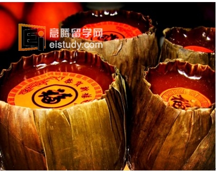 华人过春节，家家都要蒸年糕、贴春联、逛花市，除夕全家吃团圆饭。春节那一天，晚辈纷纷给长辈拜年祝贺，孩子们从长辈那里得到压岁钱。年初一扫帚要统统收起来不许扫地，以免扫走吉祥福气。新加坡华人在拜年时，一定拿着一个精致的小纸袋，里面装着两粒柑橘作为贺年礼，两粒柑橘象征着“大吉大利”、“两粒黄金”和“好事成双”等多重意思。柑橘成为新加坡华人农历新年前必须采购的年货之一，年前往往供不应求。