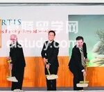 诺华制药公司政府关系高级顾问杰泽张(左起)、瑞士驻新加坡大使古佛、经济发展局局长杨吉全、诺华制药公司技术运营主管安德烈斯,以及诺华制药公司新加坡区主管陆思祺