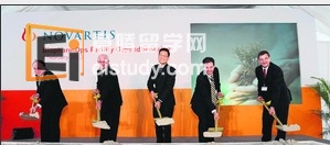 20130207100441344-3 诺华制药公司政府关系高级顾问杰泽张(左起)、瑞士驻新加坡大使古佛、经济发展局局长杨吉全、诺华制药公司技术运营主管安德烈斯,以及诺华制药公司新加坡区主管陆思祺