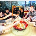 新加坡本地人再等到大年初七的人日才捞鱼生，无论是除夕团圆饭，或年初三的开工宴，捞生彩盘已成为不可或缺的新年开胃菜。