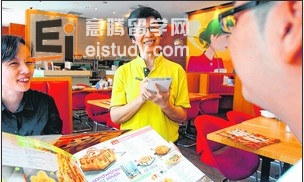 20130217091203257-3 学了“职场英语” 招待顾客更有信心。