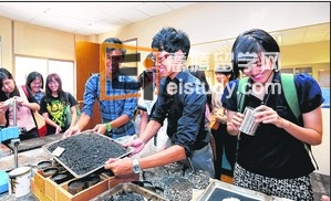 20130217093849309-3 建设局根据学生的兴趣与个别公司的需求,挑选出能参与实习计划的学生,实习期介于一周至数月。