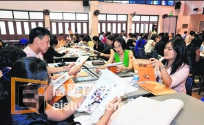 新加坡留学 华文教师获赠创意教学手册