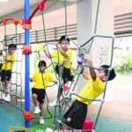 希望促进社会融合，试点幼稚园将录取各收入家庭层学童。教育部希望试点幼稚园能促进社会融合，因此幼稚园不会只录取某家庭收入阶层的学童。律政部兼教育部高级政务部长英兰妮昨天在试点幼稚园的记者会时说，不少新加坡人在近几个月举行的“我们的新加坡对话会”表示，希望来自不同背景的新加坡人有更多机会交流和接触。因此，教育部在规划试点幼稚园时也考虑到这一点。英兰妮回答记者提问时说：“我们也不希望试点幼稚园因为专门招收来自某收入阶层的孩子而被贴上标签。我们采取的是推崇包容的策略，我们会在能力范围内录取有兴趣加入的学生，但这还得依据不同报名阶段的条件。”