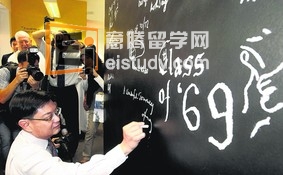 20130422093524112-3 教育部长王瑞杰参观蒙福中小学新设立的历史馆后,为这所有97年历史的学校献上祝语。根据现有“重建与改善现有学校计划”,政府辅助学校翻新基本设施可获95%资助,学校只承担翻新费用的5%