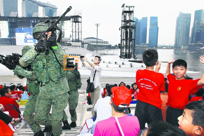 20130714085529368-1 新加坡58所小学学生首场国民教育演出投入国庆庆典