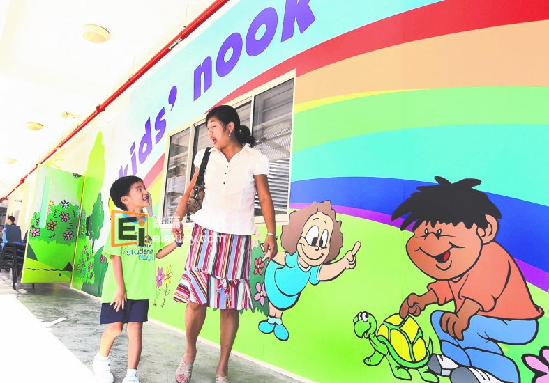 教育部为落实“小学检讨及执行委员会”的建议，为各校加强基础设施，包括在更多校园设立学生托管中心。今年有另14所小学在校内开设学生托管中心，使目前的校内学生托管中心增加至80个。共有六千多名学生使用小学的学生托管服务。校内设立的学生托管中心可为有需要的家长减轻负担，并给学生提供宝贵的学习机会，让他们从群体生活中学习社交技能。