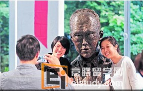 20130807095450466-1 新加坡科技设计大学本首座李光耀铜像揭幕