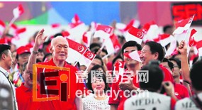 20130810093818429-3 新加坡总理李光耀莅临国庆,牵引万众目光