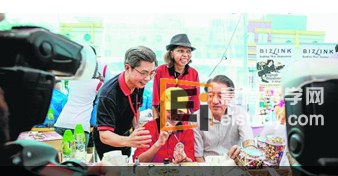 20130902083655389-3 职业展与嘉年华获得东北社区发展理事会与新加坡劳动力发展局的支持,副总理张志贤受邀出席。他致词时说,商联中心为有需要者提供就业机会、让他们能与社区建立联系,并从中获得工作可带给他们的尊严。工作让他们能自食其力,也促进身心的健康。