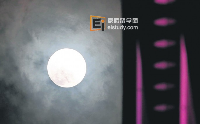 20130920090001867-3 俗话说,十五的月亮十六圆。昨晚的中秋月,却是九年来最圆的一次。据报道,今年中秋月最圆的一刻在昨晚7时13分,但由于本地多个地点的天空被云层遮挡,不少“追月人”无法在那一刻亲睹这轮圆月。大家在金融区一带苦守三个多小时,终于在昨晚10时多成功捕捉到她丰盈的轮廓。若错过了今年这轮最圆中秋月,就得等到八年后,也就是2021年9月21日的中秋节。之前中秋月最圆的一次是在2004年。