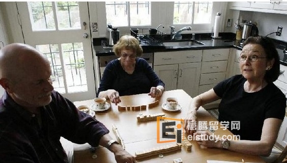 20131105095402468 加拿大:你的年薪可能没有美国高。比如说年薪 5万。你工作20年,RRSP一共存了15万. 退休后,你每月大约能拿到500元的CPP, 250元的OAS, 500元的GIS, 共1250元,此外,你太太有250元的OAS,你的RRSP大约还能提供1000元/月。你总共可能有2500元/月的收入。