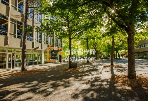 20131118051312597 加拿大留学 爱上维多利亚大学校园
