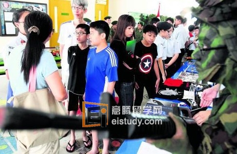 20131125090935740-3 新加坡中学开放日吸引家长与孩子出席