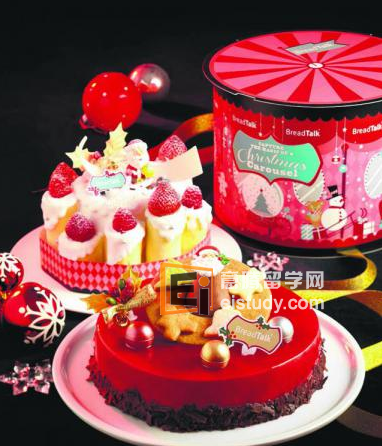 20131206093447980 亚洲风味火鸡,以茴香和其他香料腌制,搭配榛果酱。每逢佳节,百乐酒店集团(Park Hotel Group)旗下的三家酒店都会一起推出多道佳节美食,齐齐欢庆。今年,除了可以到这三家酒店过圣诞,还可选择把酒店的专业团队请到家里,为你的亲友家人办理一场难忘的私人圣诞派对!独特的“圣诞老人魔幻厨房配套”收费$2000,可供10人参加。预订以后,酒店人员会先到你家里观察地点,佳节当天,酒店师傅与服务人员会携带所有圣诞装饰与桌面布置上门,连同丰盛美食,精彩罗列。佳节美食包括鱼子酱与马铃薯、龙虾浓汤、香煎鹅肝,以及三种不同制法的火鸡——火鸡胸肉与野菌汁、火鸡碎肉与马铃薯派、烟熏火鸡与芦笋,以及蛋酒雪糕和各种圣诞甜品,还有特选红白葡萄酒搭配美食。