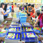 今年的“平价课本分享计划”将能让超过两万名来自较低收入家庭的学生受惠，职总平价合作社的“课本分享计划”今年共收集超过38万本旧课本，创下31年来的新高，比去年收集到的35万本旧课本多出10％。除了征集到历来最多的课本，今年的活动也将有更多人受惠。职总平价、志愿福利团体和社区发展理事今年遴选了两万名来自较低收入家庭的学生优先领取旧课本，比去年的1万8000名多出一成。这些旧书籍在四个地点即尚育中学（四美区）、颜永成学校（红山区）、永康中学（宏茂桥区）和伟源中学（武吉班让区），供人领取。  职总平价课本分享计划回收课本增一成，两万学生上学不愁。30年回收逾313万本旧课本，这个回收旧课本的“平价课本分享计划”（Fair Price Share-A-Textbook Project）自1983年推行以来，获公众热烈支持，至今已累计回收超过313万本课本，免费派发给十多万名学生。职总平价合作社总裁谢健平受访时指出，今年有较多低收入家庭的学生申请领取旧课本，这或许是因课本分享计划举办多年，许多人都知晓的缘故。不少人因此希望能通过这个方式领取旧课本，既省钱又能环保。谢健平说：“由于今年申请领取旧课本的公众人数有所增加，所以我们也把今年希望能收集到的旧课本目标相应提高。其实两个星期前，我们距离38万5000本的目标还差10万本。但是我们向大众做出呼吁后，短时间内便达到目标。大众的善心和义工的劳心都功不可没。”虽然平价课本分享计划昨天早上9时才开始，但早在清晨7时左右，永康中学外已开始出现人龙。到了上午8时30分，人龙已达一百多人。排在第三位的林伊文（40岁，技术人员）受访时说：“我有三个就读小学和中学的儿女。过去四五年，我每年都会来领取旧课本。大概每次可领到10多本，节省150元至200元左右。孩子多，要用的课本也多，加加减减是笔可观的数目，所以这个计划确实能帮我们节省不少。”今年的平价课本分享计划共有超过110个协办单位、1000多名义工参与收集、分类和分发过程。这些义工包括社区辅导员、家长及学生。其中一名义工黄靖诒（17岁，学生）受访时说：“我以前也是永康中学的学生，也曾在这个计划下受惠。以前在校时也当过义工。我觉得这个计划挺有意义的，所以即便毕了业，但还是会回来帮忙，帮助那些来领取旧课本的学生和家长找到他们所要的课本。