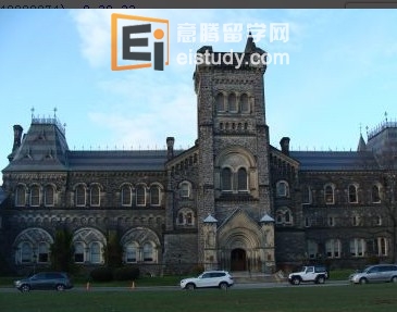20131224093425652-1 作为北美顶尖大学之一,任何的赞美之词加之于多伦多大学都不为过。从建筑,历史,文化,科技,人才,到对加国政治经济的贡献,"城市名片"当属最恰当最全面。出国前,一直有一种根深蒂固的观念,欧美的大学没有围墙,也没有大门。走出国门外,才知道这是盲人摸象后的结论。其实,欧美大学,虽然没有围墙把整个校园封闭,但是内部学院常会有自成一体的围墙,比如哈佛大学之哈佛学院就是,而封闭式的四方城建筑设计更是极致.至于校园大门更普遍,常是留影的佳地,虽然不豪华。多伦多大学的大门有多个,正门当属学院路(College)上的。从这里北行,就可以来到校园最经典的区域。 ▷ 欧罗巴学府风韵 始建于1907年的Sandford Fleming大楼和始建于1904年的首先看到的是路西的两栋漂亮建筑Convocation Hall。前者是引应用科学和工程学院主楼,Fleming是世界标准时的发明人;后者是多大主要的会堂,美国前副总统戈尔曾莅临演讲过。路东则有医学院主楼,是在老楼身下重建的。白求恩和Banting拜庭均毕业于此。在老楼里,拜庭和他的团队发现了胰岛素,从而成为加拿大首位诺奖得主。楼前的DNA分子雕塑,非常合适大楼的身份。医学楼北侧相连的是Gerstein科学信息中心大楼,在1892至1973年间为多大的主图书馆,现在是理学和医学图书馆。Gerstein楼东是建筑风格一致的Canadiana Gallery,原为安省档案馆,现为公共政策和政府学院。这里已是King’s College Circle,环形圈内是绿油油的草坪,为学子运动之处。地名则是因为英王乔治四世颁布皇家宪章特许于1827年建立多大时,最初就叫King’s College。 最初的建校提议者是上加拿大首任总督Simcoe;具体在英议会推动此事的,则是时任多伦多英国国教主教的John Strachan,后来任首任院长,也使得学院一开始为宗教大学。最早的三层希腊文艺复兴式样校舍建筑就建在现在的Queen’s Park位置。1849年,上加拿大议会辩论后决定King’s College转为非宗教大学,并改名为University of Toronto。1853年,多大设立Univesity College,成为实行英式书院制的极少数北美大学之一。这些书院有点象学生管理机构,管理学生专业学习外的所有事务;当然了,专业学习是由专门学院负责。 现在,多大设有多个书院学院:4个Constituent colleges ,3个Federated colleges ,3个神学院 ,一个研究生学院。学业性的专门学院则有各类18个。环形圈周边基本都是维多利亚时期或稍后存续至今的老建筑,散发着欧罗巴中古时期的学府Style。北侧的University College,是多大之根。主楼建筑始建于1858年,是多大最古老最重要最漂亮的地标建筑,混有诺曼,罗马文艺复兴,拜占庭和意大利府邸等建筑元素。为四方城建筑,北侧为后加的。整个大楼庄严精美,基本呈对称状,中央是塔楼,坡顶处有角楼。从墙体,廊柱,到拱形门头,均饰有雕刻。西南角的Croft Chapter House是别出心裁的圆形设计。大楼于1968年被指定为国家历史文物。东翼设有 “University of Toronto Art Center” ,免费参观。University College东边,有一座哥特式地标钟塔Soldier’s Tower,是为纪念在世界大战中阵亡的校友于1919年建造。塔高143英尺,置有51口青铜钟组成的编钟。内设小型博物馆,收藏有徽章,书籍,照片,画像等纪念物。嵌画彩色玻璃的图案是 John McCrae的 “In Flanders Fields”的诗意视觉化,值得欣赏。塔楼西墙侧有纪念为和平自由牺牲人士的花园。与之东北角相连的建筑群,是建于1919年的哥特式Hart House,为北美最早的大学生活动中心,楼里有剧院,游泳池,体育馆,阅读室,以及J. M. Barnicke美术馆,还安放了许多雕塑。乔治四世,伊丽莎白二世,肯尼迪和里根总统均来访过。Hart House北侧的Wycliffe College,是始建于1877年的神学院。 Hart House前的环岛是一个非常漂亮安静的花园:地形高低起伏,浓荫碧草里小径幽美,还安放了来自新科舍省Louisbourg古堡的大炮。东边有一栋别致的小楼,为始建于1840年的Stewart Observatory 。夏天,东墙挂满爬藤,但仔细看会发现一辆变形自行车挂着的奇特艺术品。花园往东,就是多大原始的校园,是已于1859年以每年1元的价钱租给多伦多市开辟女皇公园了,租期为999年。 ▷ 都市情调St George 每次进出St George地铁站,人流来往的方向大多是St George大街的南边,人流中大多是青春少年,以及一些文雅之士。这里正是多大人流最大的校门。其实在Bloor上也有许多多大的建筑,安大略教育学院大楼就是之一。也许,正是如此,这里被称为多伦多大学St George校区。另外两个是Scarborough和Mississauga。St George大街是唯一南北向穿过校园的干道。两边有学生中心,校友会堂,图书馆,宿舍,餐厅,公共楼,以及一些主要院系大楼,非常热闹,呈现出和钟塔楼群那边完全不同的校景。这里常常学生如潮,步履匆匆,朗声笑语,充满青春气息,会让我忘记身处校园,同时恍然觉得走在Yorkville这样的都市街头。他们似乎永远充满活力,微笑和亮丽的色彩。走在这里,会让我忆起自己的大学时光,母校的主干道,以及上下课时自己也投入其中的匆匆人流;也让我感嘆青春不再,唯有羡慕。最有趣的是,旅行团也常来凑热闹,把圣乔治大街作为多伦多闹市线路一部分,这不,多伦多独有的Hippo水陆两栖车也载着观光客到了。 自北向南,第一栋让人感兴趣的大楼是Rotman管理学院。其无论在QS商科排名,还是Financial Times 和Business Week的MBA排名均位置领先。多大的商科教学可以回溯到1901年,正式建院则要到半个世纪后的1950年,名字源自学院的捐赠人Joseph L. Rotman。所看到的红砖大楼,完工于1995年,是校园里的高个,在古朴的建筑群中格外耀眼。另一栋是Robarts图书馆,体量很大,造型别致,雄伟沉着,是一个钢筋混凝土建筑,多大的地标之一,位于多大最要沖的十字路口。多大图书馆系统位居北美第三,仅处哈佛耶鲁之后,藏书达一千万册,微缩胶卷也有五百四十万卷。Robarts是系统中最大的,有五百万册藏书,为人文社会科学专馆。图书馆最高有14层,建筑面积9.6万平方米,于1973年落成,是粗野主义和未来主义建筑形式的混合品。郑裕彤东亚图书馆就设在此楼。在图书馆的十字路口西行到Spadina大街时,可以看到多大最特别的校牌:从高楼往路中挑出,还有磨砂玻璃遮掩,很有艺术范。 沿着Spadina南下,则又可欣赏路中间环岛上的哥特式尖顶老屋,是John H. Daniels Faculty of Architecture, Landscape, and Design所在。其东北角就是Koffler研究所大楼,多大许多关于宗教,精神和心灵研究方面的机构设于此。达赖前几年曾来此作演讲。继续沿着圣乔治南下,可以看见许多街头雕塑,给校园增添了许多艺术气息。特别的是,西侧的Ramsay Wright Laboratories,Sydney Smith Hall,Lash Miller Chemicals Lab,Bahen信息技术研究中心等理工大楼都是火柴盒形的现代建筑,东侧则为老砖斑驳的旧式屋舍,很多是学生宿舍。学生会驻地的The MacDonald-Mowat House和J. Robert S. Prichard校友会堂是两栋小体量的建筑。最漂亮的是书院制学院Knox College。Knox是神学研究生院,始于1844年。整个建筑呈现典型的中世纪欧洲书院风格:口字形四方城,青砖坡顶,带有多个尖塔,拱门落地窗,外加苍劲的常春藤。走到大街南端,最好再顺便走走College大街。长长的街上也有许多院系和实验大楼,有老式的Mining Building和FitzGerald Building,也有格调时尚的玻璃幕墙大楼Terrence Donnelly Center for Cellular & Biomolecular Research和Leslie L Dan Pharmacy Building。继续东行,过了大学街则就是两个以胰岛素发现者Banting及其助手Best为名的研究所大楼,外墙还有国家历史人物铭牌。