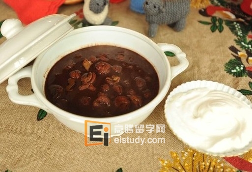 13. Imbuljuta tal-Qastan马耳他马耳他圣诞这个巧克力栗子汤简直能让你见到天堂：） 14. Porkkanalaatiko芬兰这个五香萝卜砂锅是芬兰对美国感恩节红薯餐的回应。 15. Ciorba de perisoare罗马尼亚 基本上就是酸汤中盛满了无数的肉球，真是圣诞长肉的节奏！ 16. Risalamande丹麦这碗樱桃杏仁八宝粥是丹麦的特色圣诞甜点，有时候还会在粥中放入一个小杏仁，看谁有幸能吃到。 17. Hangikjöt冰岛北欧的腌制羊腿很出名，冰岛的这个更是他们圣诞节不可或缺的美食。 18.薄馅饼,英格兰这些精致的小馅饼都填满了水果和牛肉，预示着圣诞的降临。 19. Bibingka 菲律宾这个椰蓉奶酪米糕极其的绵软湿润，好吃极了！ 20. Pavo Trufado de Navidad西班牙火鸡填满了松露，美味阿！ 21. Kulkuls印度印度的基督教徒非常小，不过也不代表他们没有自己的圣诞美食，比如这些可爱的椰子饼干。 22. Chicken Soup Avgolemono希腊这道菜是希腊圣诞晚餐的第一道菜，汤中的鸡肉、柠檬、鸡蛋和米的混合令汤品相当开胃 23. Janssons Frestelse瑞典精美切割的土豆片配凤尾鱼烤制的砂锅相当美味 24. Tamales colorados, negros/Chuchitos危地马拉这道玉米粉蒸肉在危地马拉的圣诞和新年都非常受欢迎。 25. Beigli 匈牙利匈牙利的罂粟种子蛋糕是圣诞节期间到处都有卖的美味糕点。好吃又上瘾 26. Akoho sy voania马达加斯加 鸡肉椰汁炖汤饭是这里圣诞的美味大餐。 27.五香牛肉,爱尔兰爱尔兰圣诞的这个充满了果香和辣香料的五香牛肉真是好味，节日期间大家都会大量的享用