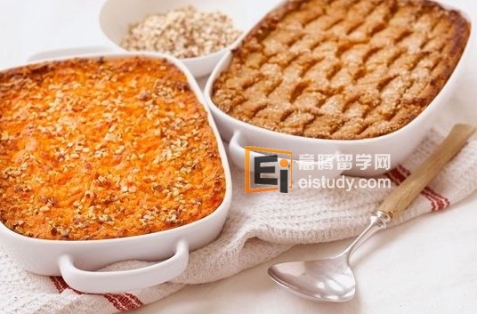 13. Imbuljuta tal-Qastan马耳他马耳他圣诞这个巧克力栗子汤简直能让你见到天堂：） 14. Porkkanalaatiko芬兰这个五香萝卜砂锅是芬兰对美国感恩节红薯餐的回应。 15. Ciorba de perisoare罗马尼亚 基本上就是酸汤中盛满了无数的肉球，真是圣诞长肉的节奏！ 16. Risalamande丹麦这碗樱桃杏仁八宝粥是丹麦的特色圣诞甜点，有时候还会在粥中放入一个小杏仁，看谁有幸能吃到。 17. Hangikjöt冰岛北欧的腌制羊腿很出名，冰岛的这个更是他们圣诞节不可或缺的美食。 18.薄馅饼,英格兰这些精致的小馅饼都填满了水果和牛肉，预示着圣诞的降临。 19. Bibingka 菲律宾这个椰蓉奶酪米糕极其的绵软湿润，好吃极了！ 20. Pavo Trufado de Navidad西班牙火鸡填满了松露，美味阿！ 21. Kulkuls印度印度的基督教徒非常小，不过也不代表他们没有自己的圣诞美食，比如这些可爱的椰子饼干。 22. Chicken Soup Avgolemono希腊这道菜是希腊圣诞晚餐的第一道菜，汤中的鸡肉、柠檬、鸡蛋和米的混合令汤品相当开胃 23. Janssons Frestelse瑞典精美切割的土豆片配凤尾鱼烤制的砂锅相当美味 24. Tamales colorados, negros/Chuchitos危地马拉这道玉米粉蒸肉在危地马拉的圣诞和新年都非常受欢迎。 25. Beigli 匈牙利匈牙利的罂粟种子蛋糕是圣诞节期间到处都有卖的美味糕点。好吃又上瘾 26. Akoho sy voania马达加斯加 鸡肉椰汁炖汤饭是这里圣诞的美味大餐。 27.五香牛肉,爱尔兰爱尔兰圣诞的这个充满了果香和辣香料的五香牛肉真是好味，节日期间大家都会大量的享用