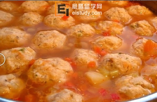 13. Imbuljuta tal-Qastan马耳他马耳他圣诞这个巧克力栗子汤简直能让你见到天堂：） 14. Porkkanalaatiko芬兰这个五香萝卜砂锅是芬兰对美国感恩节红薯餐的回应。 15. Ciorba de perisoare罗马尼亚 基本上就是酸汤中盛满了无数的肉球，真是圣诞长肉的节奏！ 16. Risalamande丹麦这碗樱桃杏仁八宝粥是丹麦的特色圣诞甜点，有时候还会在粥中放入一个小杏仁，看谁有幸能吃到。 17. Hangikjöt冰岛北欧的腌制羊腿很出名，冰岛的这个更是他们圣诞节不可或缺的美食。 18.薄馅饼,英格兰这些精致的小馅饼都填满了水果和牛肉，预示着圣诞的降临。 19. Bibingka 菲律宾这个椰蓉奶酪米糕极其的绵软湿润，好吃极了！ 20. Pavo Trufado de Navidad西班牙火鸡填满了松露，美味阿！ 21. Kulkuls印度印度的基督教徒非常小，不过也不代表他们没有自己的圣诞美食，比如这些可爱的椰子饼干。 22. Chicken Soup Avgolemono希腊这道菜是希腊圣诞晚餐的第一道菜，汤中的鸡肉、柠檬、鸡蛋和米的混合令汤品相当开胃 23. Janssons Frestelse瑞典精美切割的土豆片配凤尾鱼烤制的砂锅相当美味 24. Tamales colorados, negros/Chuchitos危地马拉这道玉米粉蒸肉在危地马拉的圣诞和新年都非常受欢迎。 25. Beigli 匈牙利匈牙利的罂粟种子蛋糕是圣诞节期间到处都有卖的美味糕点。好吃又上瘾 26. Akoho sy voania马达加斯加 鸡肉椰汁炖汤饭是这里圣诞的美味大餐。 27.五香牛肉,爱尔兰爱尔兰圣诞的这个充满了果香和辣香料的五香牛肉真是好味，节日期间大家都会大量的享用
