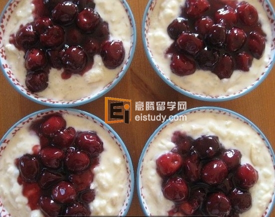 13. Imbuljuta tal-Qastan马耳他马耳他圣诞这个巧克力栗子汤简直能让你见到天堂：） 14. Porkkanalaatiko芬兰这个五香萝卜砂锅是芬兰对美国感恩节红薯餐的回应。 15. Ciorba de perisoare罗马尼亚 基本上就是酸汤中盛满了无数的肉球，真是圣诞长肉的节奏！ 16. Risalamande丹麦这碗樱桃杏仁八宝粥是丹麦的特色圣诞甜点，有时候还会在粥中放入一个小杏仁，看谁有幸能吃到。 17. Hangikjöt冰岛北欧的腌制羊腿很出名，冰岛的这个更是他们圣诞节不可或缺的美食。 18.薄馅饼,英格兰这些精致的小馅饼都填满了水果和牛肉，预示着圣诞的降临。 19. Bibingka 菲律宾这个椰蓉奶酪米糕极其的绵软湿润，好吃极了！ 20. Pavo Trufado de Navidad西班牙火鸡填满了松露，美味阿！ 21. Kulkuls印度印度的基督教徒非常小，不过也不代表他们没有自己的圣诞美食，比如这些可爱的椰子饼干。 22. Chicken Soup Avgolemono希腊这道菜是希腊圣诞晚餐的第一道菜，汤中的鸡肉、柠檬、鸡蛋和米的混合令汤品相当开胃 23. Janssons Frestelse瑞典精美切割的土豆片配凤尾鱼烤制的砂锅相当美味 24. Tamales colorados, negros/Chuchitos危地马拉这道玉米粉蒸肉在危地马拉的圣诞和新年都非常受欢迎。 25. Beigli 匈牙利匈牙利的罂粟种子蛋糕是圣诞节期间到处都有卖的美味糕点。好吃又上瘾 26. Akoho sy voania马达加斯加 鸡肉椰汁炖汤饭是这里圣诞的美味大餐。 27.五香牛肉,爱尔兰爱尔兰圣诞的这个充满了果香和辣香料的五香牛肉真是好味，节日期间大家都会大量的享用