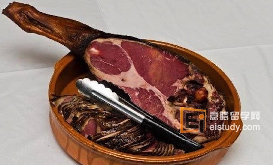 13. Imbuljuta tal-Qastan马耳他马耳他圣诞这个巧克力栗子汤简直能让你见到天堂：） 14. Porkkanalaatiko芬兰这个五香萝卜砂锅是芬兰对美国感恩节红薯餐的回应。 15. Ciorba de perisoare罗马尼亚 基本上就是酸汤中盛满了无数的肉球，真是圣诞长肉的节奏！ 16. Risalamande丹麦这碗樱桃杏仁八宝粥是丹麦的特色圣诞甜点，有时候还会在粥中放入一个小杏仁，看谁有幸能吃到。 17. Hangikjöt冰岛北欧的腌制羊腿很出名，冰岛的这个更是他们圣诞节不可或缺的美食。 18.薄馅饼,英格兰这些精致的小馅饼都填满了水果和牛肉，预示着圣诞的降临。 19. Bibingka 菲律宾这个椰蓉奶酪米糕极其的绵软湿润，好吃极了！ 20. Pavo Trufado de Navidad西班牙火鸡填满了松露，美味阿！ 21. Kulkuls印度印度的基督教徒非常小，不过也不代表他们没有自己的圣诞美食，比如这些可爱的椰子饼干。 22. Chicken Soup Avgolemono希腊这道菜是希腊圣诞晚餐的第一道菜，汤中的鸡肉、柠檬、鸡蛋和米的混合令汤品相当开胃 23. Janssons Frestelse瑞典精美切割的土豆片配凤尾鱼烤制的砂锅相当美味 24. Tamales colorados, negros/Chuchitos危地马拉这道玉米粉蒸肉在危地马拉的圣诞和新年都非常受欢迎。 25. Beigli 匈牙利匈牙利的罂粟种子蛋糕是圣诞节期间到处都有卖的美味糕点。好吃又上瘾 26. Akoho sy voania马达加斯加 鸡肉椰汁炖汤饭是这里圣诞的美味大餐。 27.五香牛肉,爱尔兰爱尔兰圣诞的这个充满了果香和辣香料的五香牛肉真是好味，节日期间大家都会大量的享用