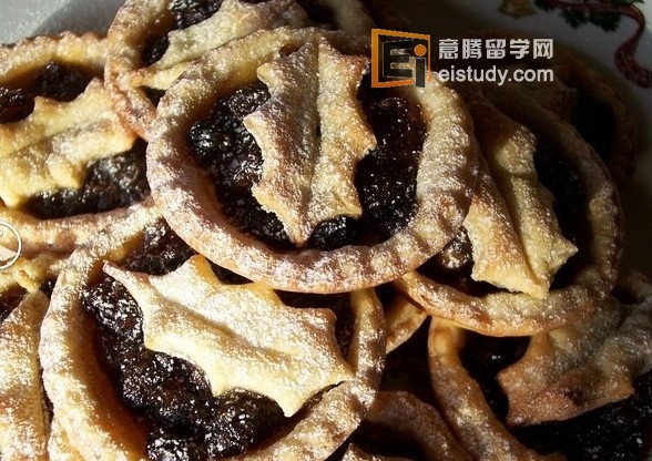 13. Imbuljuta tal-Qastan马耳他马耳他圣诞这个巧克力栗子汤简直能让你见到天堂：） 14. Porkkanalaatiko芬兰这个五香萝卜砂锅是芬兰对美国感恩节红薯餐的回应。 15. Ciorba de perisoare罗马尼亚 基本上就是酸汤中盛满了无数的肉球，真是圣诞长肉的节奏！ 16. Risalamande丹麦这碗樱桃杏仁八宝粥是丹麦的特色圣诞甜点，有时候还会在粥中放入一个小杏仁，看谁有幸能吃到。 17. Hangikjöt冰岛北欧的腌制羊腿很出名，冰岛的这个更是他们圣诞节不可或缺的美食。 18.薄馅饼,英格兰这些精致的小馅饼都填满了水果和牛肉，预示着圣诞的降临。 19. Bibingka 菲律宾这个椰蓉奶酪米糕极其的绵软湿润，好吃极了！ 20. Pavo Trufado de Navidad西班牙火鸡填满了松露，美味阿！ 21. Kulkuls印度印度的基督教徒非常小，不过也不代表他们没有自己的圣诞美食，比如这些可爱的椰子饼干。 22. Chicken Soup Avgolemono希腊这道菜是希腊圣诞晚餐的第一道菜，汤中的鸡肉、柠檬、鸡蛋和米的混合令汤品相当开胃 23. Janssons Frestelse瑞典精美切割的土豆片配凤尾鱼烤制的砂锅相当美味 24. Tamales colorados, negros/Chuchitos危地马拉这道玉米粉蒸肉在危地马拉的圣诞和新年都非常受欢迎。 25. Beigli 匈牙利匈牙利的罂粟种子蛋糕是圣诞节期间到处都有卖的美味糕点。好吃又上瘾 26. Akoho sy voania马达加斯加 鸡肉椰汁炖汤饭是这里圣诞的美味大餐。 27.五香牛肉,爱尔兰爱尔兰圣诞的这个充满了果香和辣香料的五香牛肉真是好味，节日期间大家都会大量的享用