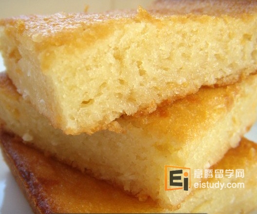 13. Imbuljuta tal-Qastan马耳他马耳他圣诞这个巧克力栗子汤简直能让你见到天堂：） 14. Porkkanalaatiko芬兰这个五香萝卜砂锅是芬兰对美国感恩节红薯餐的回应。 15. Ciorba de perisoare罗马尼亚 基本上就是酸汤中盛满了无数的肉球，真是圣诞长肉的节奏！ 16. Risalamande丹麦这碗樱桃杏仁八宝粥是丹麦的特色圣诞甜点，有时候还会在粥中放入一个小杏仁，看谁有幸能吃到。 17. Hangikjöt冰岛北欧的腌制羊腿很出名，冰岛的这个更是他们圣诞节不可或缺的美食。 18.薄馅饼,英格兰这些精致的小馅饼都填满了水果和牛肉，预示着圣诞的降临。 19. Bibingka 菲律宾这个椰蓉奶酪米糕极其的绵软湿润，好吃极了！ 20. Pavo Trufado de Navidad西班牙火鸡填满了松露，美味阿！ 21. Kulkuls印度印度的基督教徒非常小，不过也不代表他们没有自己的圣诞美食，比如这些可爱的椰子饼干。 22. Chicken Soup Avgolemono希腊这道菜是希腊圣诞晚餐的第一道菜，汤中的鸡肉、柠檬、鸡蛋和米的混合令汤品相当开胃 23. Janssons Frestelse瑞典精美切割的土豆片配凤尾鱼烤制的砂锅相当美味 24. Tamales colorados, negros/Chuchitos危地马拉这道玉米粉蒸肉在危地马拉的圣诞和新年都非常受欢迎。 25. Beigli 匈牙利匈牙利的罂粟种子蛋糕是圣诞节期间到处都有卖的美味糕点。好吃又上瘾 26. Akoho sy voania马达加斯加 鸡肉椰汁炖汤饭是这里圣诞的美味大餐。 27.五香牛肉,爱尔兰爱尔兰圣诞的这个充满了果香和辣香料的五香牛肉真是好味，节日期间大家都会大量的享用
