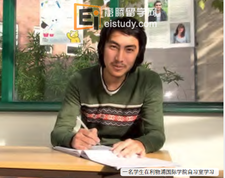 利物浦国际学院学生服务团队热情欢迎你的到来