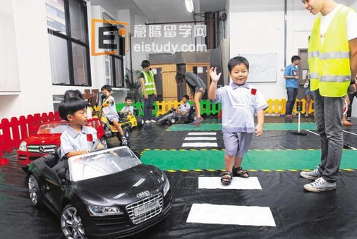 让孩童通过玩乐及实践的方式更了解“马路如虎口