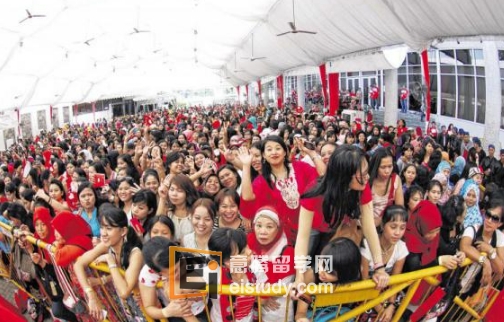 在新加坡的外籍人员如何庆祝自己的节日？