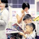 越来越多家长携子女选书，书展儿童图书今年更丰富。越来越多家长趁学校假期带孩子逛书展。由于去年书展销售的儿童书有明显增加，受访参展商今年特地引进更多儿童书。考虑到新加坡孩童的阅读习惯，书商引入的主要为简体字儿童书，而且多数附汉语拼音。越来越多家长带孩子一同赴新加坡书展选购华文读物。参展商为迎合需求，今年引进的儿童书图书种类比往年更丰富，大部分是有汉语拼音的简体字儿童书。几位受访的参展商表示，近几年来，家长带孩子一起逛书展的趋势愈加明显。安徽新华发行集团今年代表中国安徽省12家出版社参展，承办单位新龙图运营经理吕蓓蓓说，去年展出的儿童读物以故事书为主，今年选择范围更广，增添了针对儿童的文化及知识性参考书，“我们的儿童书80％都有汉语拼音。”  销售中港台书籍的友联书局门市经理叶家维受访时说，由于去年书展销售的儿童书有明显增加，公司今年引进的儿童书数量比往年多20％。考虑到家长的反馈和新加坡孩童的阅读习惯，友联这次展出的儿童书以作文写作指导书、趣味读物为主。叶家维说：“我们重点推荐的都是有汉语拼音的简体字儿童书，其中包括以趣味方式教导做人道理的中国儿童图书《好玩的“鬼”故事》等。即使原先以繁体字出版的台湾儿童书《阅读小力士》，如今也有了简体字版。”由友联书局开辟的“阅读上海”展区，展出上海44家出版社的畅销和最新出版刊物。承办单位上海外文图书公司出口部经理杨棣说，除了有更多简体字的儿童绘本和青少年读物供家长选择，今年上海出版的参展书籍种类也很多样，包括保健、中医、文学及书法艺术等。  台湾书籍较去年多两，书展的台湾馆展区今年的书籍数量和种类也比去年多了两成。承办单位联经出版事业公司业务部总经理张雪梅说，这次重点介绍的是台湾文学、人文历史图书以及畅销书等。另一方面，展区也在现场提供平板电脑等设备方便公众选择电子书。书展将在新达新加坡国际展览中心4楼的401至402展厅举行至下星期一（16日），入场免费，开放时间为上午11时至晚上10时。