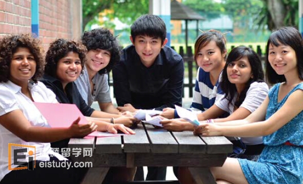 20140625095611920-1 智亚国际学院(http://www.eistudy.com/school/aicsg.html)致力于与来自全球各地的学生共同实践参与式学习模式,引领知识经济的前沿,为学生的未来发展打下坚实基础。报读智亚国际学院的学生不再是被动的听课,而是在多样化的学习环境中学会思考、参与并创新。智亚国际学院的老师也不仅仅只是教书,他们更善于聆听,更注重启发学生的思维,更注重培养学生挑战自我的精神。智亚真诚地期待并欢迎您选择就读智亚国际学院,愿您发奋图强,满载而归。 与众不同的学习机会。 智亚与新加坡的四个优质幼儿教学品牌有着独家合作,它们分别为 Brighton Montessori、远景幼教(Learning Vision)、培思幼儿园(Pat’s Schoolhouse)、Odyssey,The Global Preschool。这就为智亚幼儿教育课程学员们提供了充足的机会,让他们充分接触到业内的最佳实践,掌握前沿教学法。智亚国际学院还充分利用 Knowledge Universe 的全球资源和专长,在幼儿早教行业为学生提供绝无仅有的专业发展机会。例如邀请学员参加专题研讨会,每年到访美国著名幼儿园考察交流,让学生了解更多有关全球学前教育的信息,并对国际幼儿教育领域的现状有所了解。 对于报读管理学院或职业技能培训中心课程的学生,智亚将为您提供耳目一新的学习方式,让您接触到非常具有创意的课程。 注重教学品质和客户满意度 培养您的学习乐趣、让您学有所成是智亚工作的重中之重。智亚力求不断进取、精益求精,矢志为您提供最优的教学服务。此外,智亚还鼓励学生定期进行意见反馈,以确保智亚的课程与时并进,能够时刻满足学生的需求。 卓越教学 智亚的 3 所学校提供各种证书,文凭及学位课程: 教育学院 管理学院 职业技能培训中心 智亚拥有一批学术背景深厚、业内经验丰富的专职和兼职教师团队,除日常授课以外,他们还是学员的良师益友,循循善诱, 帮助学生充分发掘自身潜能。 综合全面的配套服务 智亚提供全方位的配套服务,以便满足新生的所有需求。无论是申请学生准证,还是安排实习和提供就业职位咨询,智亚的教职员工随时都会向您伸出援手,为您排忧解难。