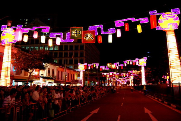 新加坡华人欢庆中秋点亮＂牛车水＂(组图)