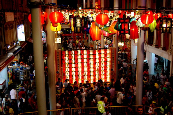 新加坡华人欢庆中秋点亮＂牛车水＂(组图)