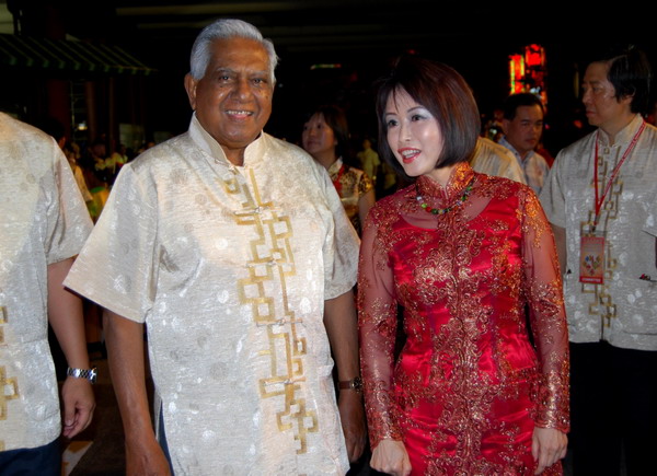 新加坡华人欢庆中秋点亮＂牛车水＂(组图)