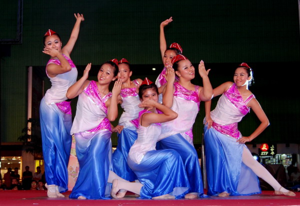 新加坡华人欢庆中秋点亮＂牛车水＂(组图)