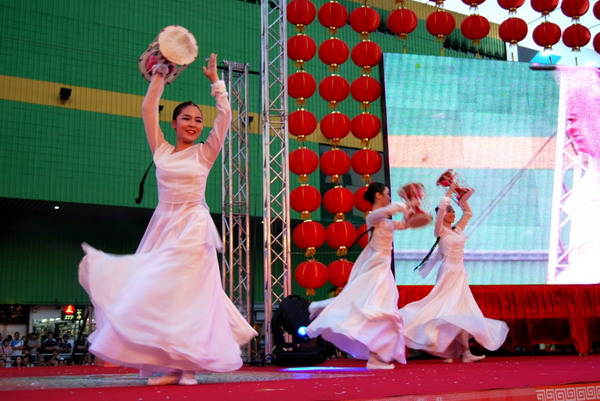 新加坡华人欢庆中秋点亮＂牛车水＂(组图)