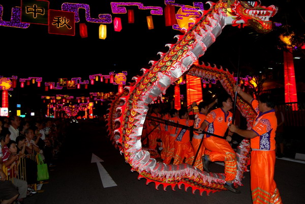 新加坡华人欢庆中秋点亮＂牛车水＂(组图)