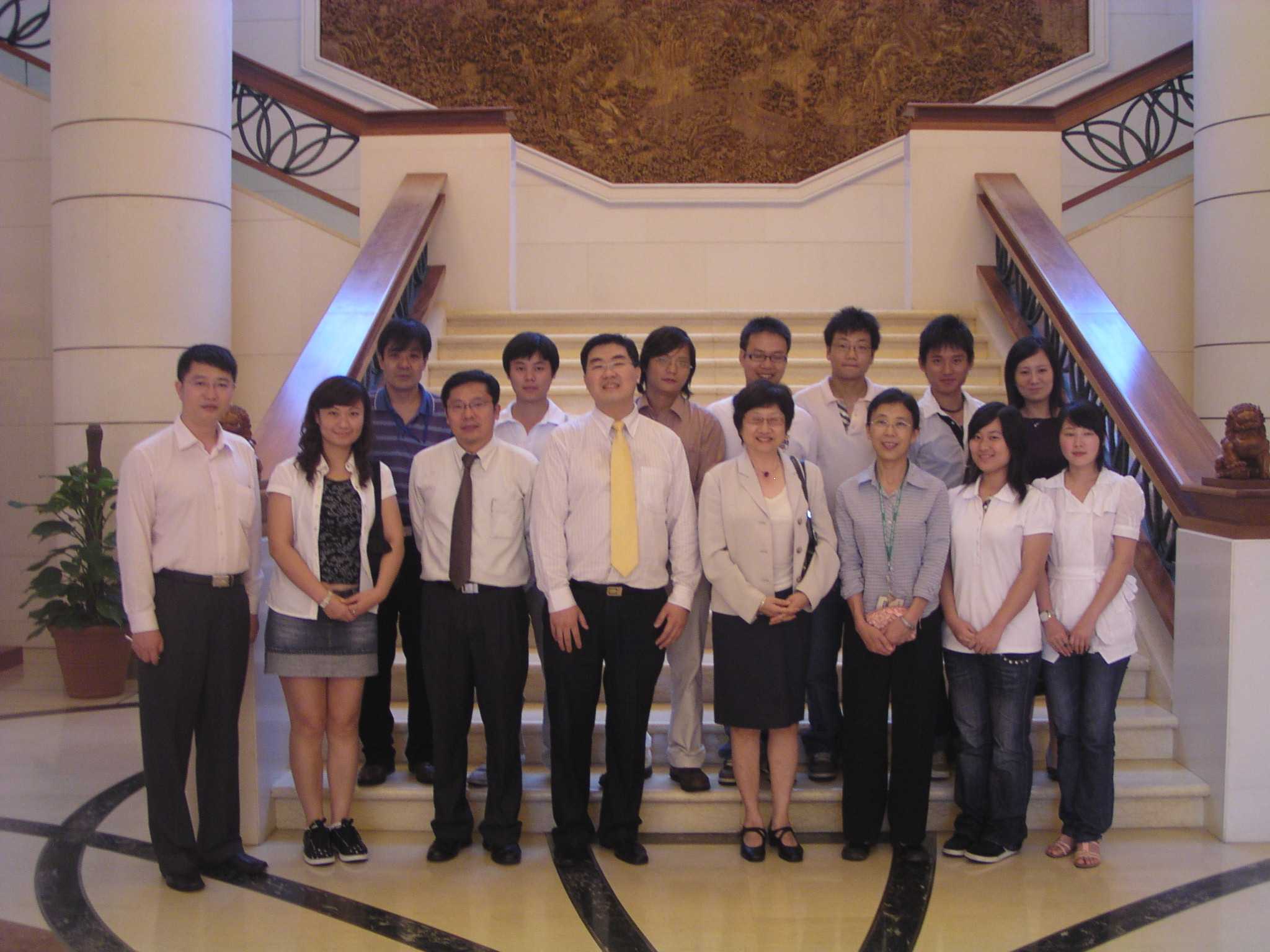 学院师生与中国驻新加坡大使馆合影(1)